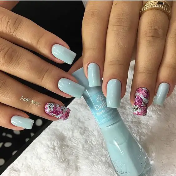 unha de inverno com esmalte azul pastel