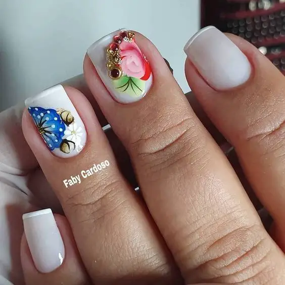 unhas brancas simples decoradas com pedras para 2021