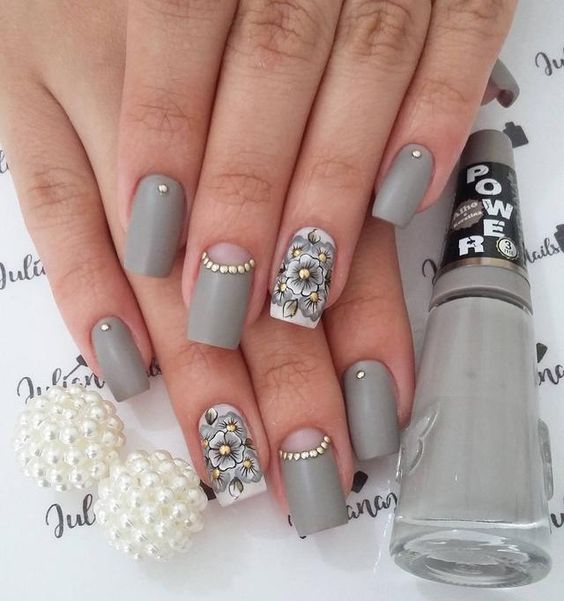 unhas pintadas com esmalte cinza e decoradas com pedras 