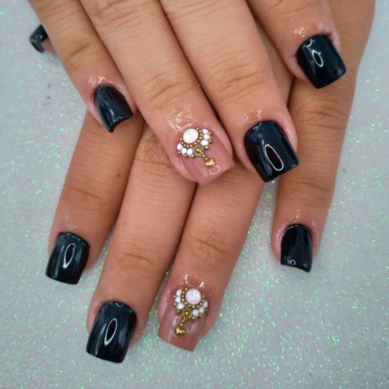 unhas esmaltadas na cor preta e rosa com detalhes de pedras brancas