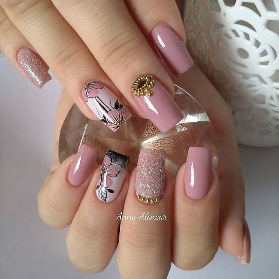 unhas em tom nude decoradas com pedras douradas