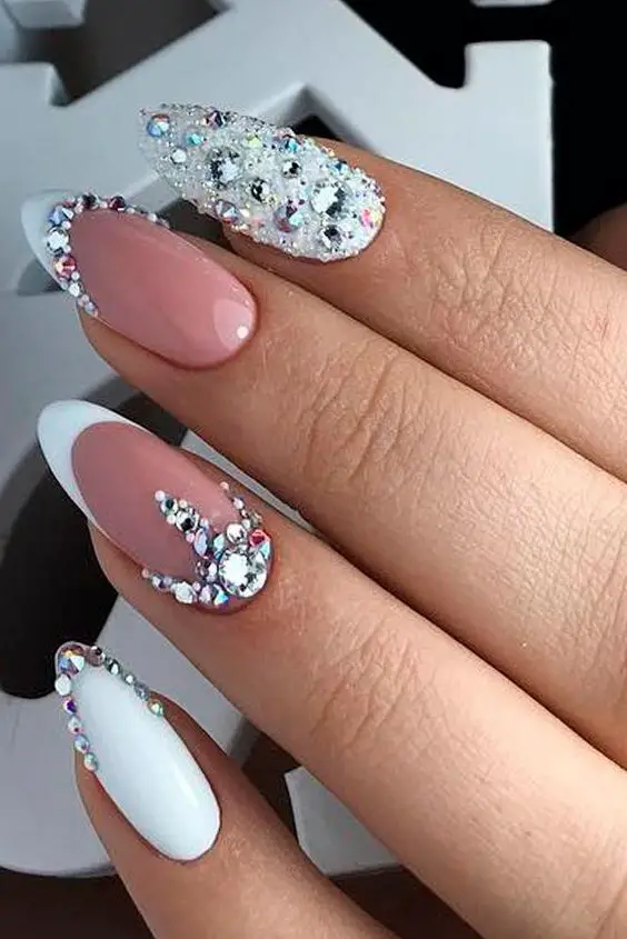 unhas bonitas com pedras brilhantes brancas