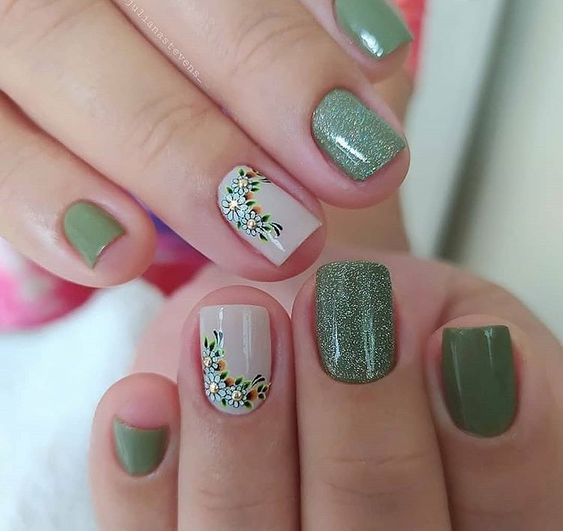 unhas verdes curtas decoradas com flores e brilhos 2021