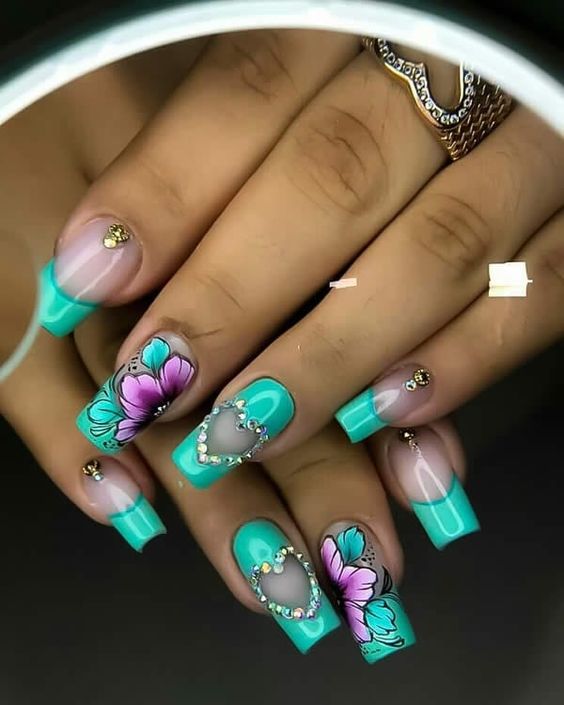 unhas de gel decoradas 2021 decoradas com pedras e flores