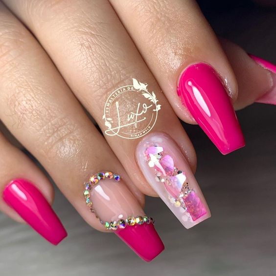 unhas decoradas em gel encapsuladas 2021 na cor rosa