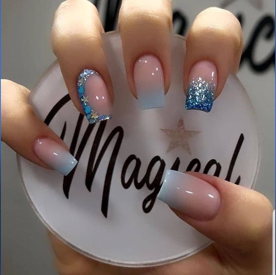 unhas decoradas 2021 de gel com francesinha e brilhos azuis