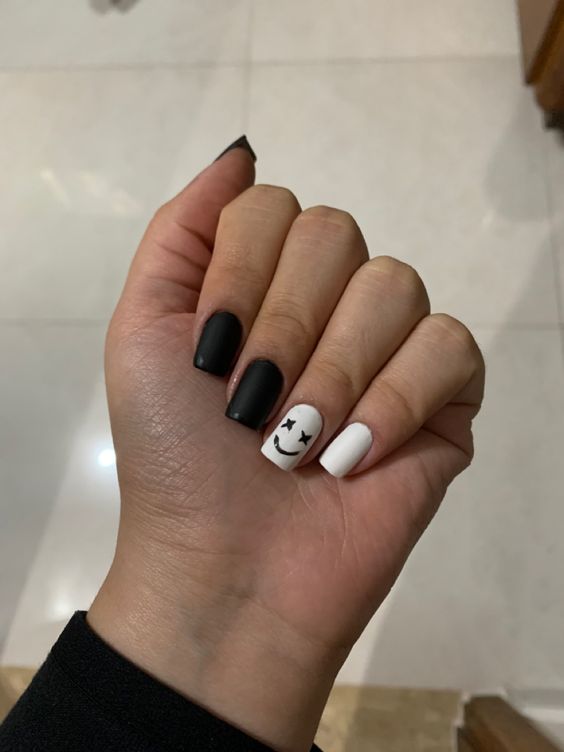 tipo de unha indie dark decorada com branco