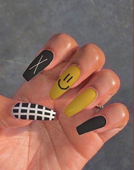 demonstração de unhas indie pintadas de preto e amarelo