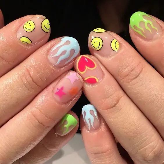 unhas decoradas e indie com sorrisos e chamadas coloridas