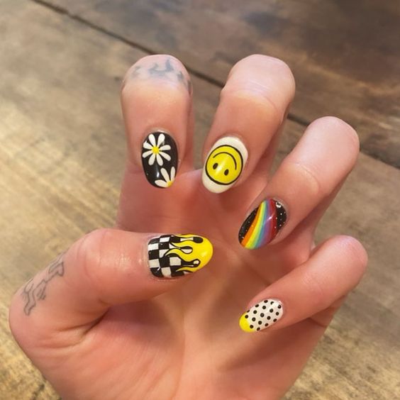 unhas com desenhos de faces amarelas sorrindo