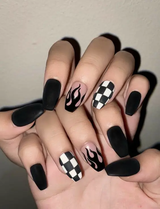 unhas indie pintadas com preto e brano