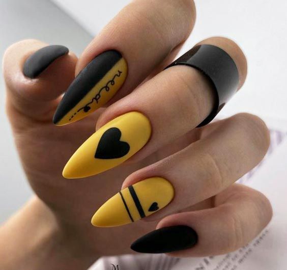 unhas decoradas indie nas cores preto e amarelo