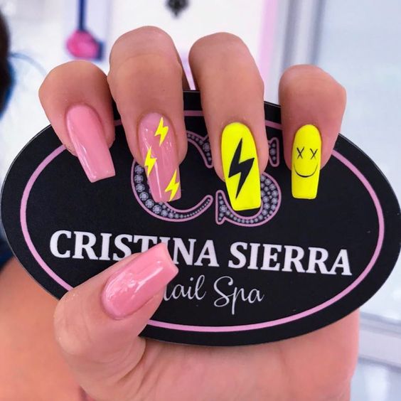 unhas pintadas de rosa com detalhes amarelo neon