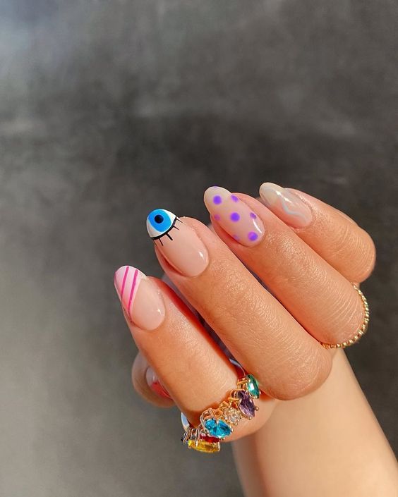 unhas descoladas com decorações aleatórias