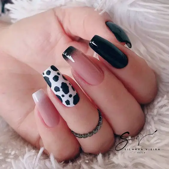 unhas decoradas com estampa de vaca nas cores preto e branco