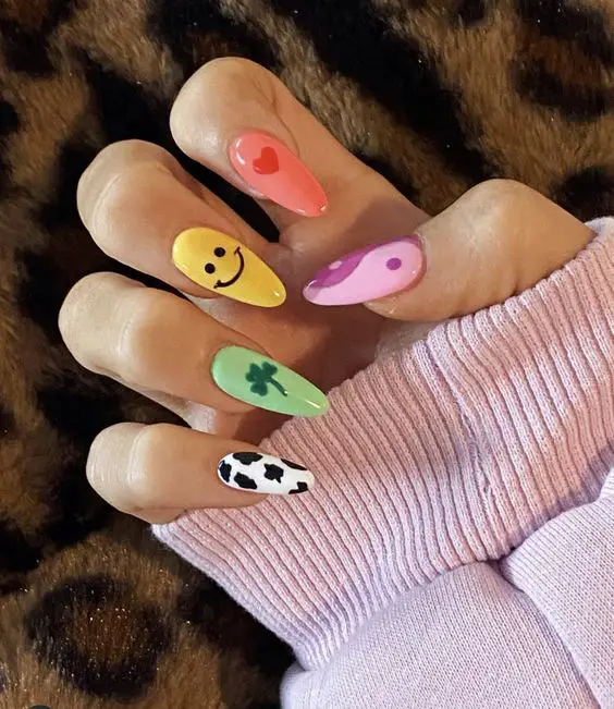 unhas coloridas lindas com desenhos aleatórios