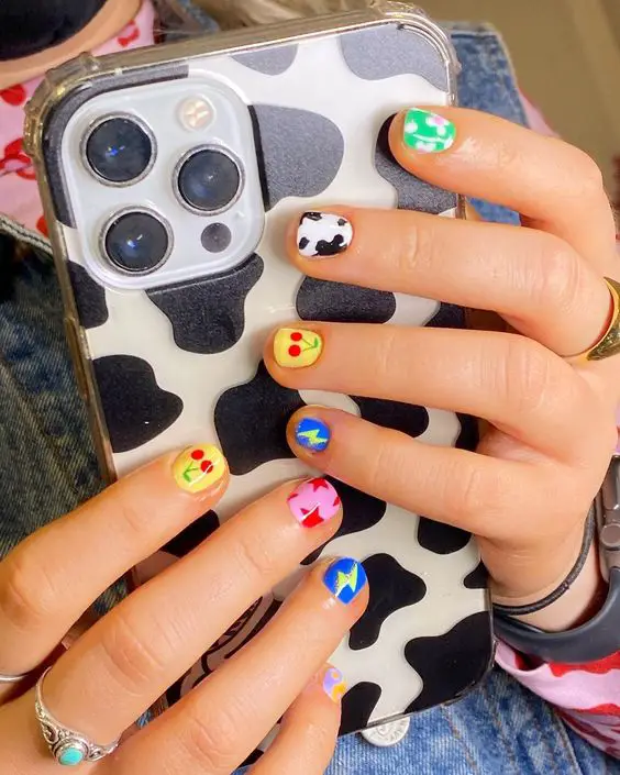 modelo de unhas indie girl com estampas de vaquinhas