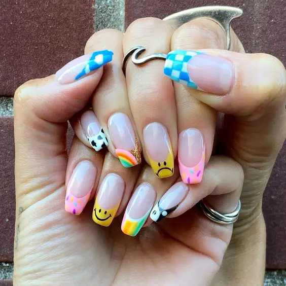 unhas com uma decoração em cada unha