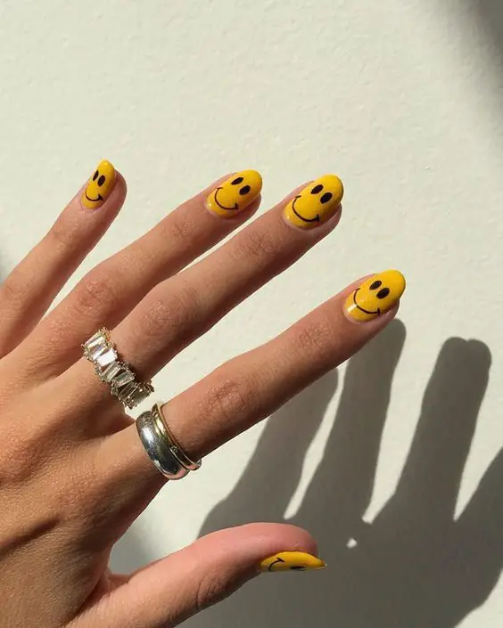 esmaltação amarela com desenhos de sorrisos