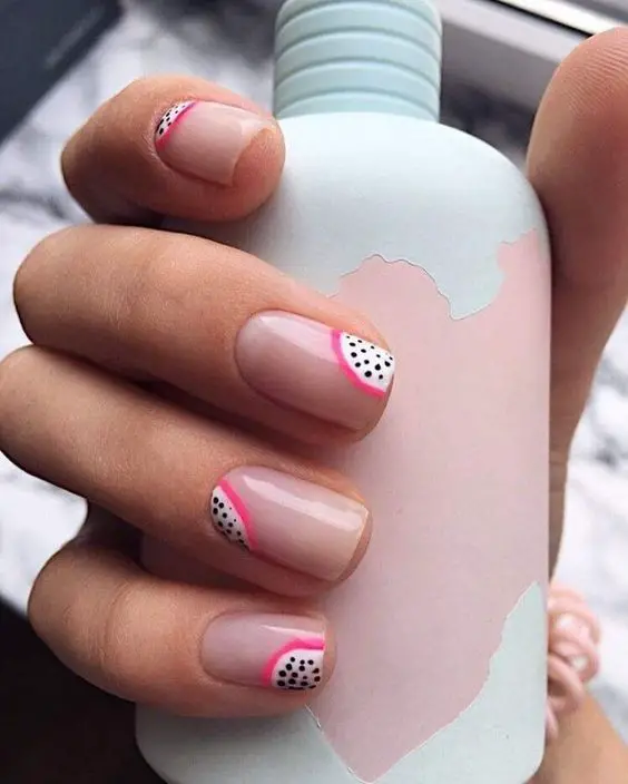 unhas simples decoradas com desenhos de romã