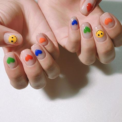 color nails com desenhos de corações e sorrisos