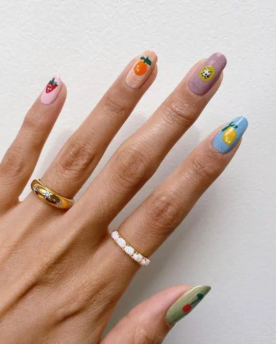 modelo de unhas com desenhos de frutas