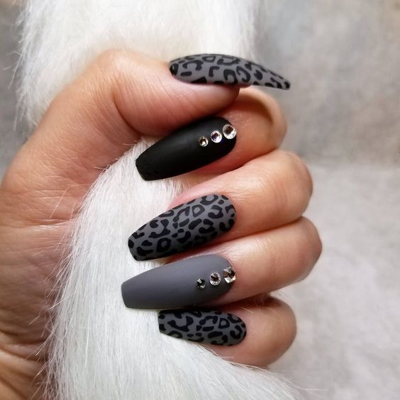 unhas animal print de oncinha preta