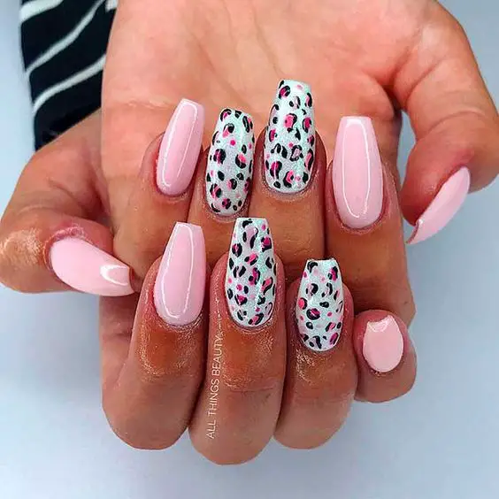 exemplo de unhas animal print de oncinha