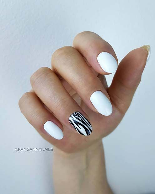 unhas brancas decoradas com estampa de zebra