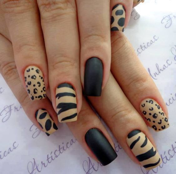 unha animal print marrom misturando estampa de zebra e oncinha