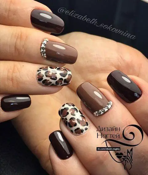 unhas decoradas com animal print e pérolas