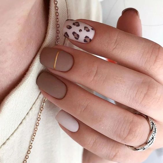 unhas marrom com manchas de leopardo