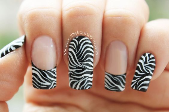 unhas animal print decoradas com padrões que lembram a zebra