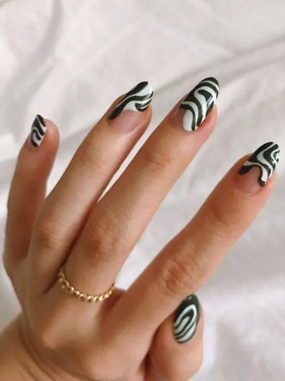 unhas de zebra preto e branca com listras