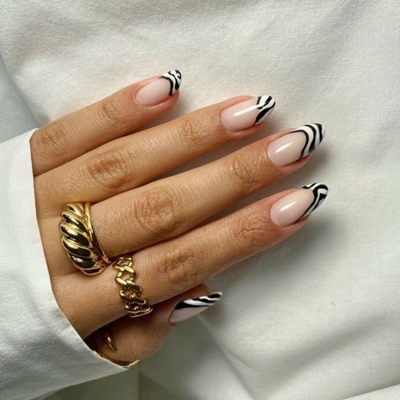 unhas de zebra com listras pretas e brancas