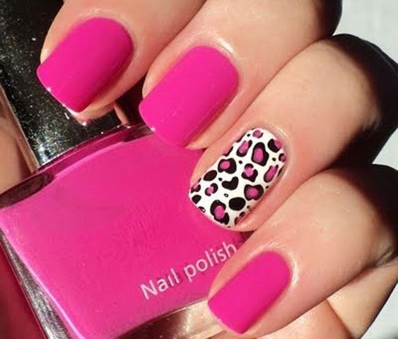 unhas cor de rosa com filha única de oncinha