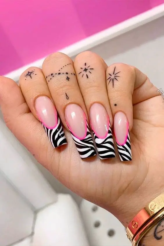 unhas cor de rosa com francesinha em listras