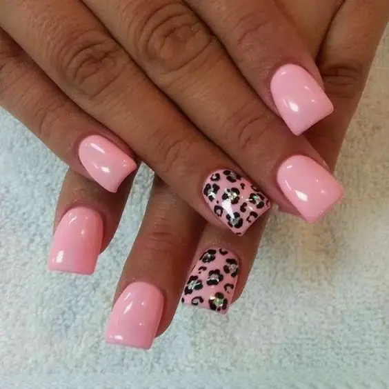 padrões de animal print rosa em unhas