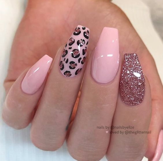 unhas com formato bailarina cor de rosa com animal print