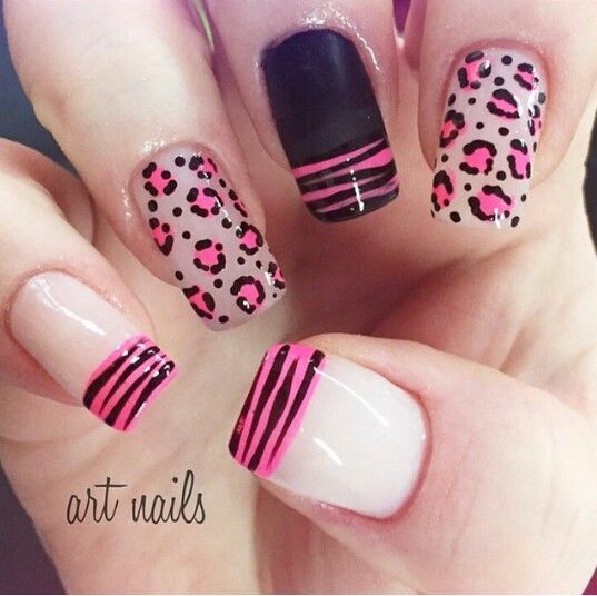 unhas simples com decorações cor de rosa e padrões animais