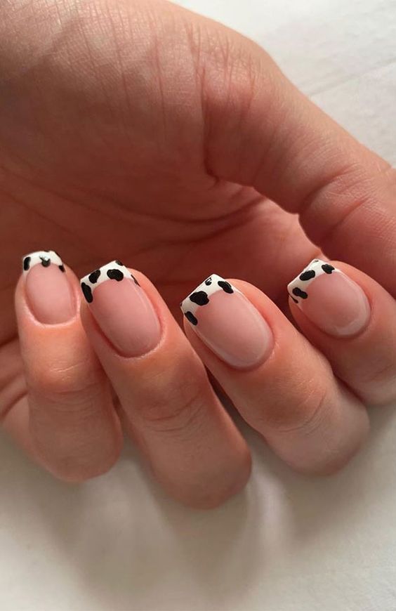 unhas simples com francesinha de vaquinha animal print