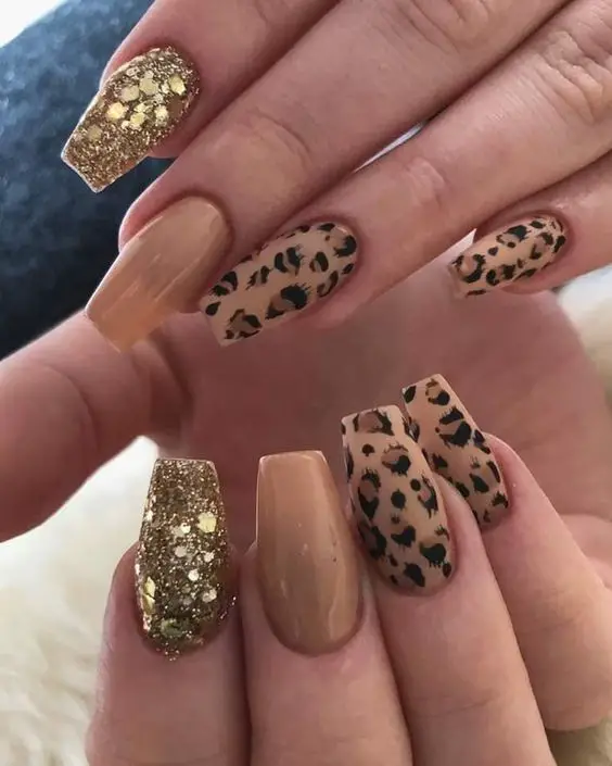 unhas em gel animal print douradas com desenhos de oncinha