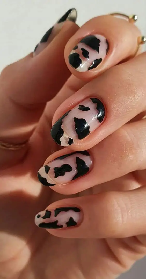 unhas animal print em gel com manchas de vaca