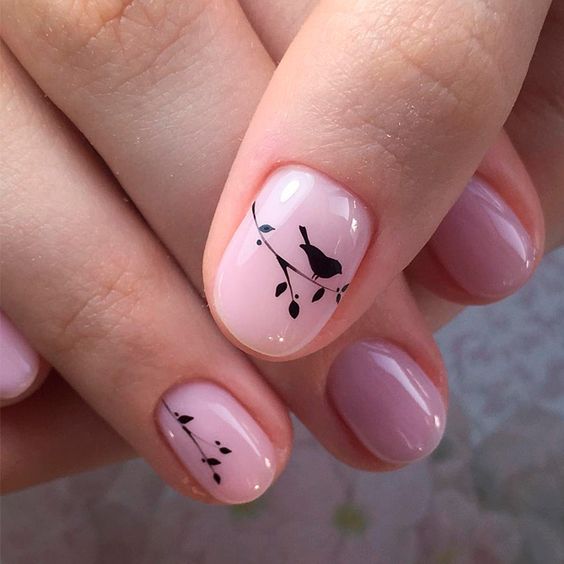 unhas cor de rosa com desenhos de pássaros