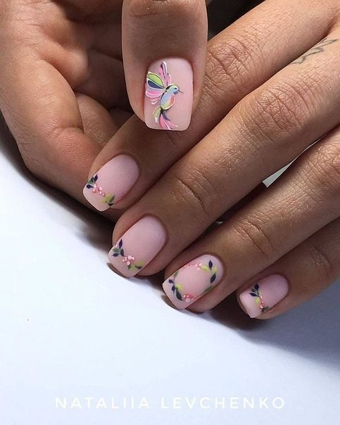 modelo de unhas cor de rosa com desenhos de beija flor