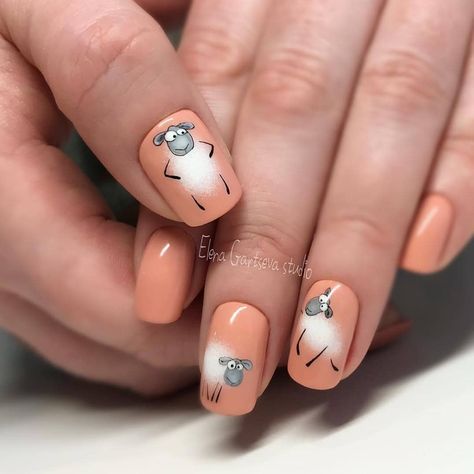 unhas pintadas de laranja com desenhos de ovelhas