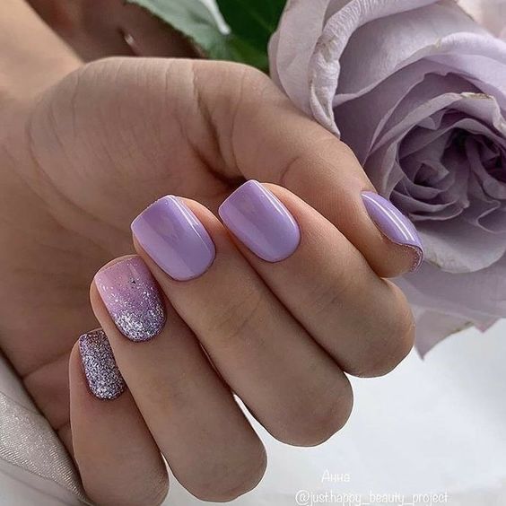 detalhes delicados em glitter com esmalte lilás