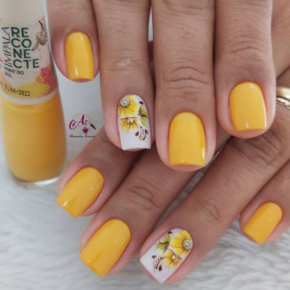 Unhas florais com amarelo e branco