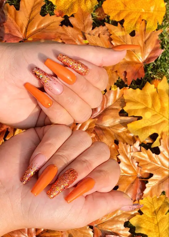 Unhas decoradas de signo leão na cor laranja