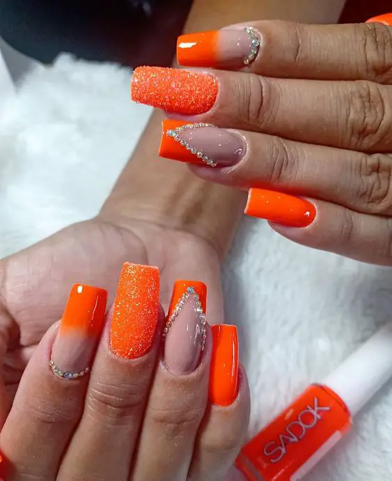 Extravagantes unhas laranjas de cada signo